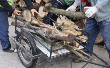 Tűzifát osztottak a rászorulóknak