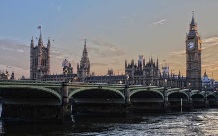 Többen megsebesültek egy késeléses támadásban Londonban, a rendőrök egy embert lelőttek