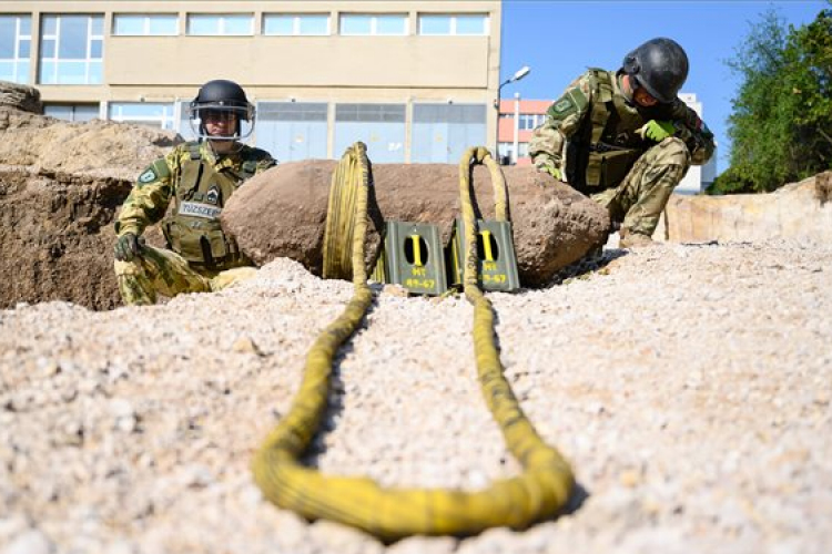 Hatástalanították az óriási bombát Veszprémban - Fotók