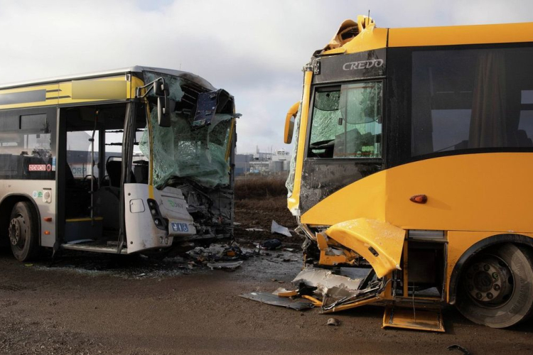 Összeütközött két busz Debrecenben, tizenkilencen megsérültek