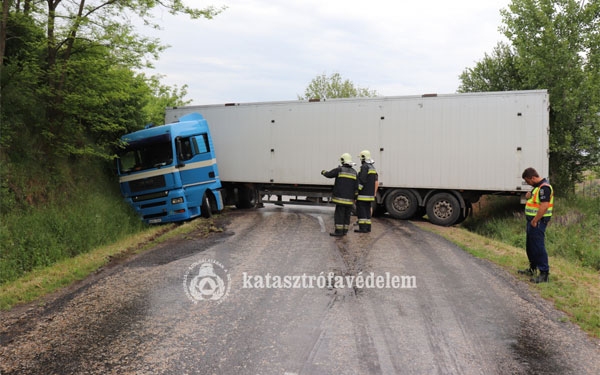 Kamion fordult keresztbe Nagykónyinál