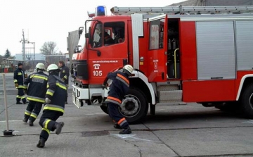 Teljes terjedelmében égett egy szénatároló Szakcson