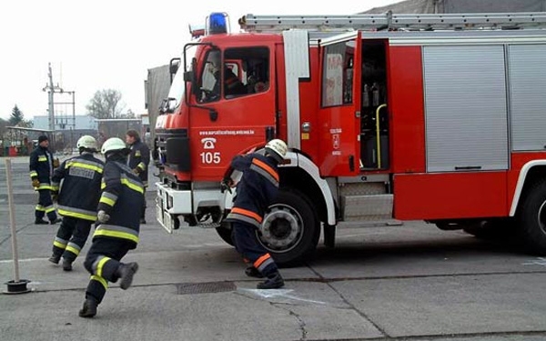 Teljes terjedelmében égett egy szénatároló Szakcson